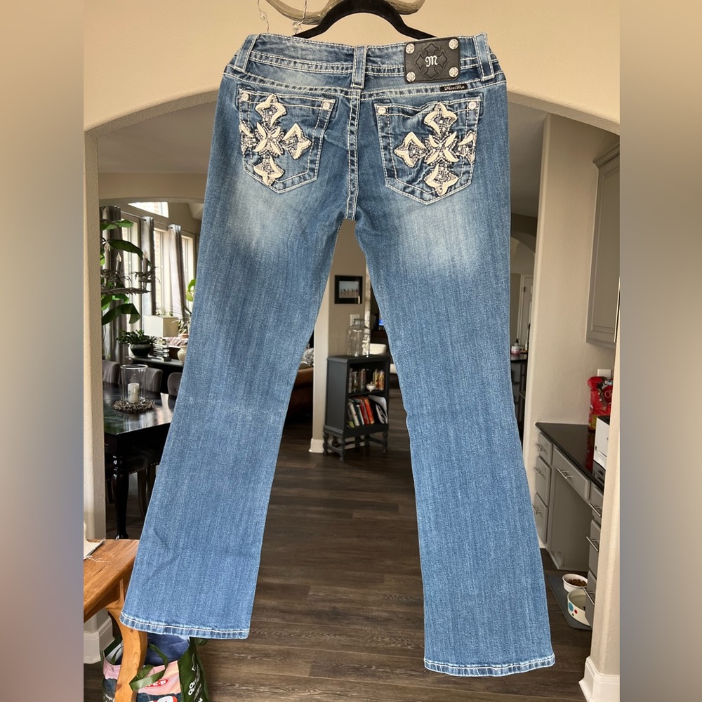 Excellent condition, Miss Me size 28 signature boot blue jeans.